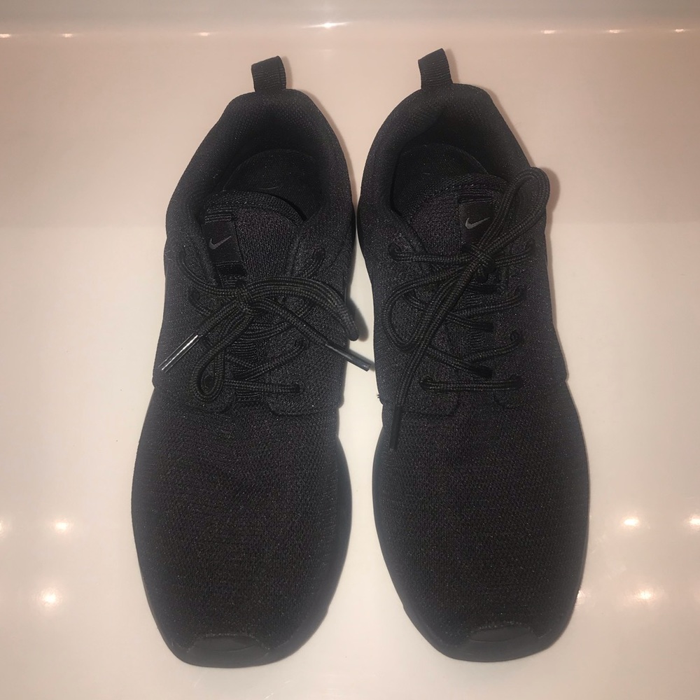 BLACK NIKE ROSHES